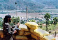 Une sentinelle indienne � Poonch, en juin 2001. La localit�, situ�e au Cachemire, a �t� le lieu d'affrontements violents ces derniers jours. - (AFP - Rajneesh Parihan)